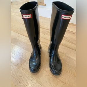Women’s tall Hunter rain boots - size 7 US